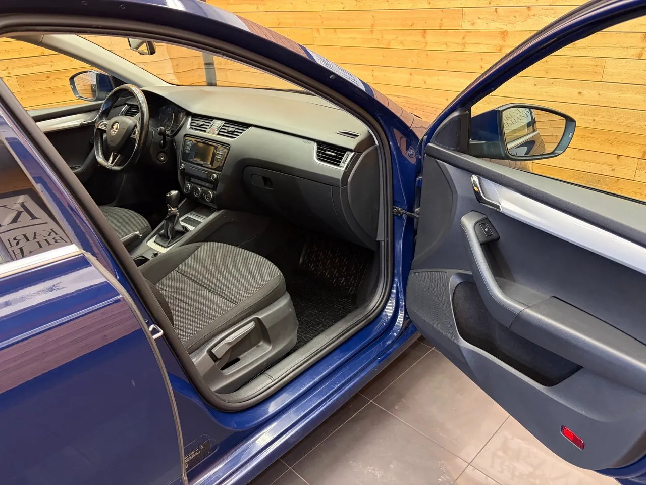 Vehicle image 18