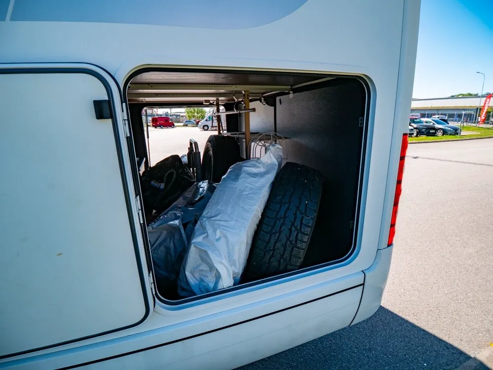 Vehicle image 21