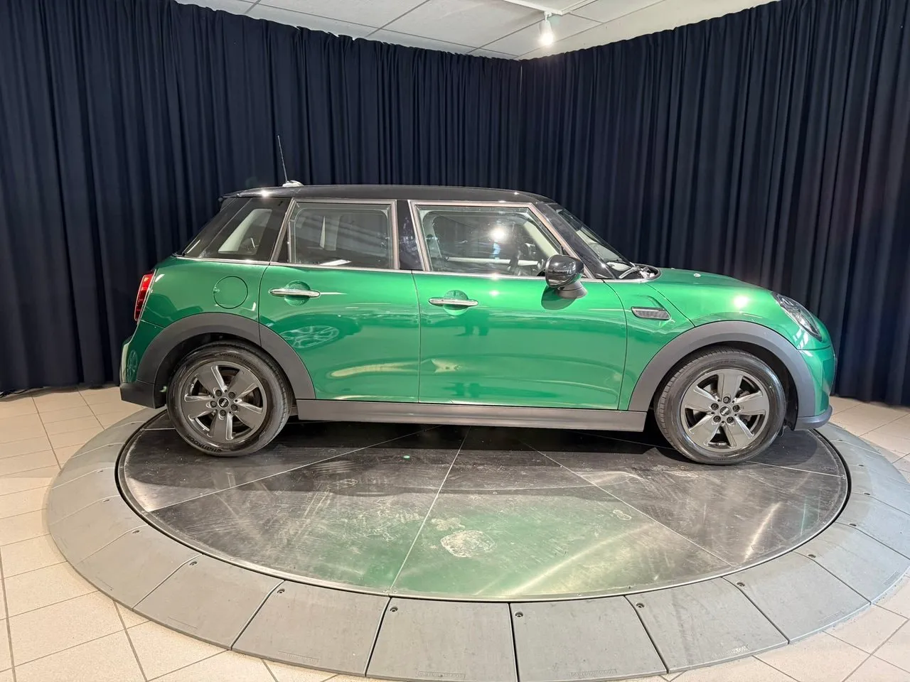 Vehicle image 6