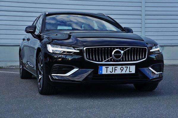 Volvo V60 T8 TwEn AWD Inscription Panorama Harman kardon 392hk - 2019