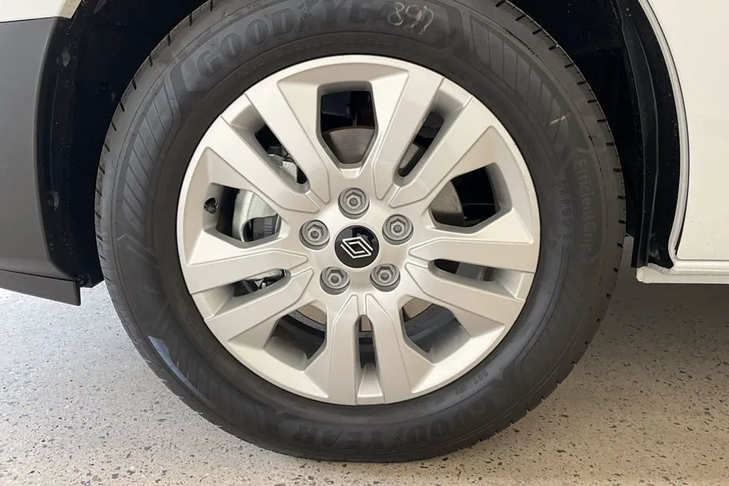 Vehicle image 15
