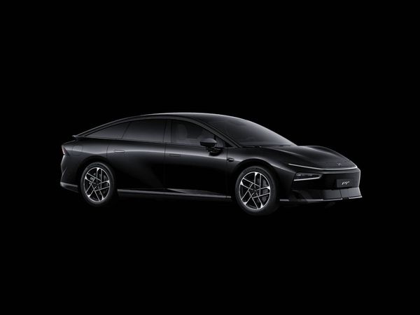 XPENG P7+ AWD Performance Midnight Black Dark Gray Nappa 20" - 2026