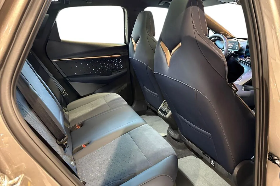 Vehicle image 14