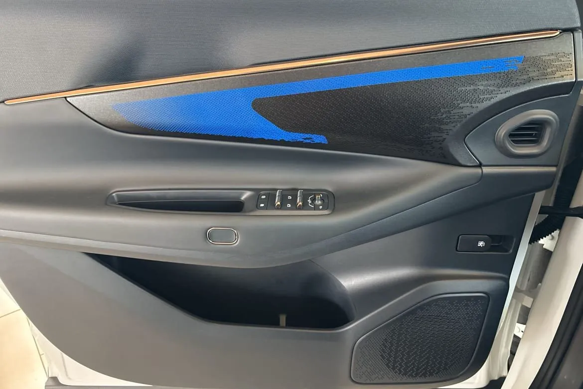 Vehicle image 28