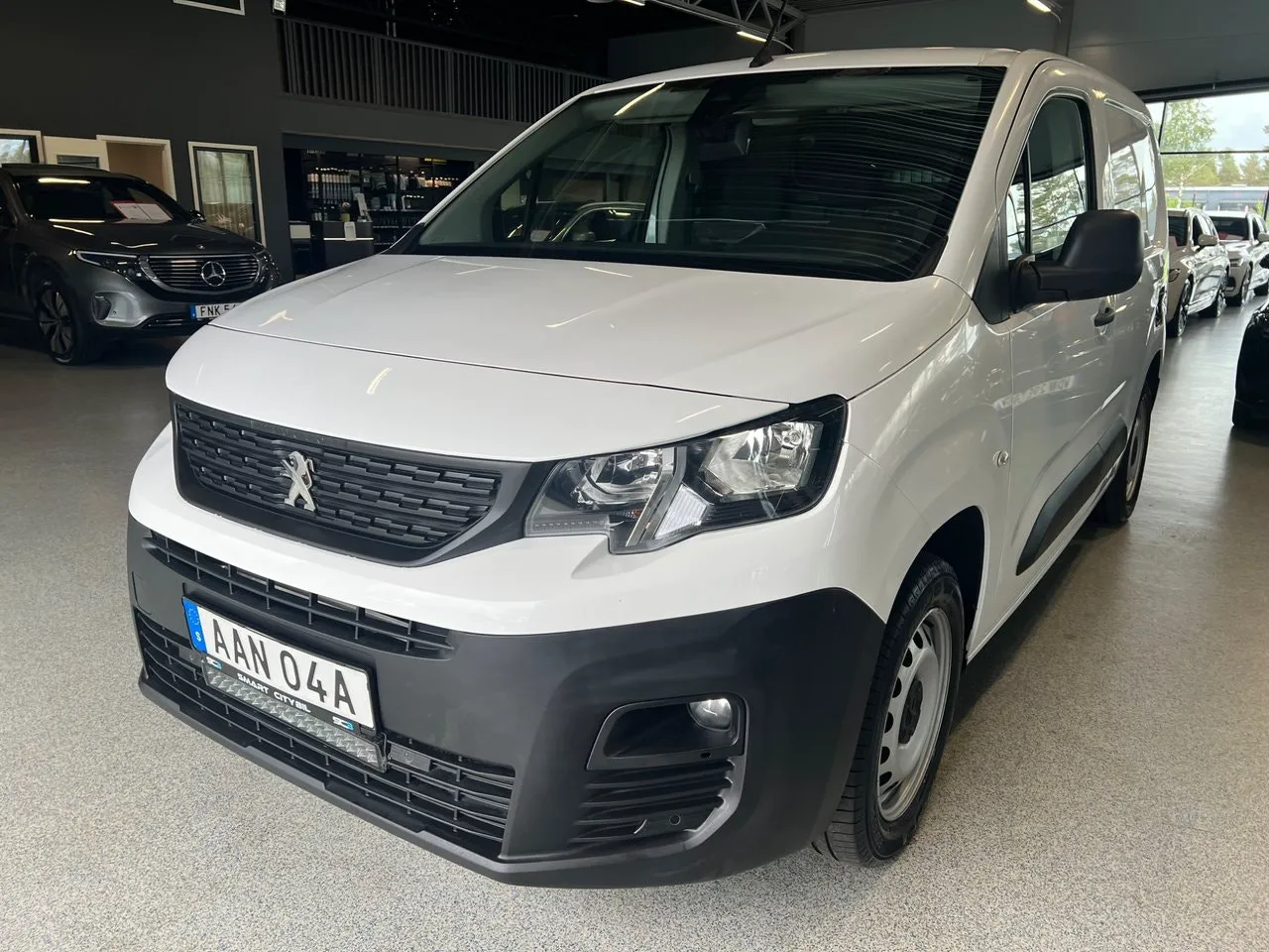 Vehicle image 6