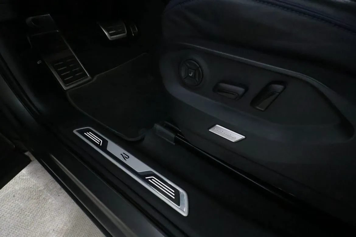 Vehicle image 32