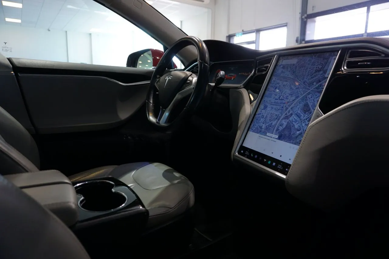 Vehicle image 16