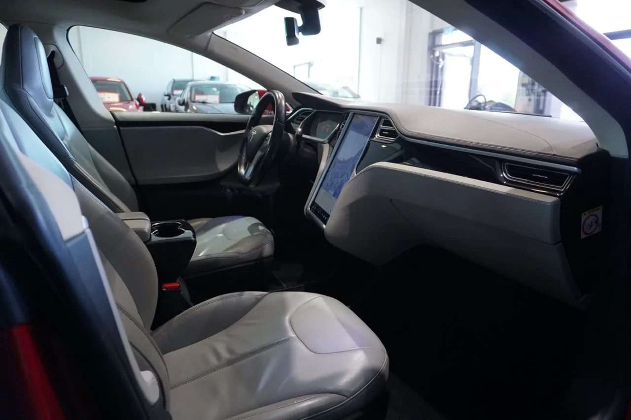 Vehicle image 15