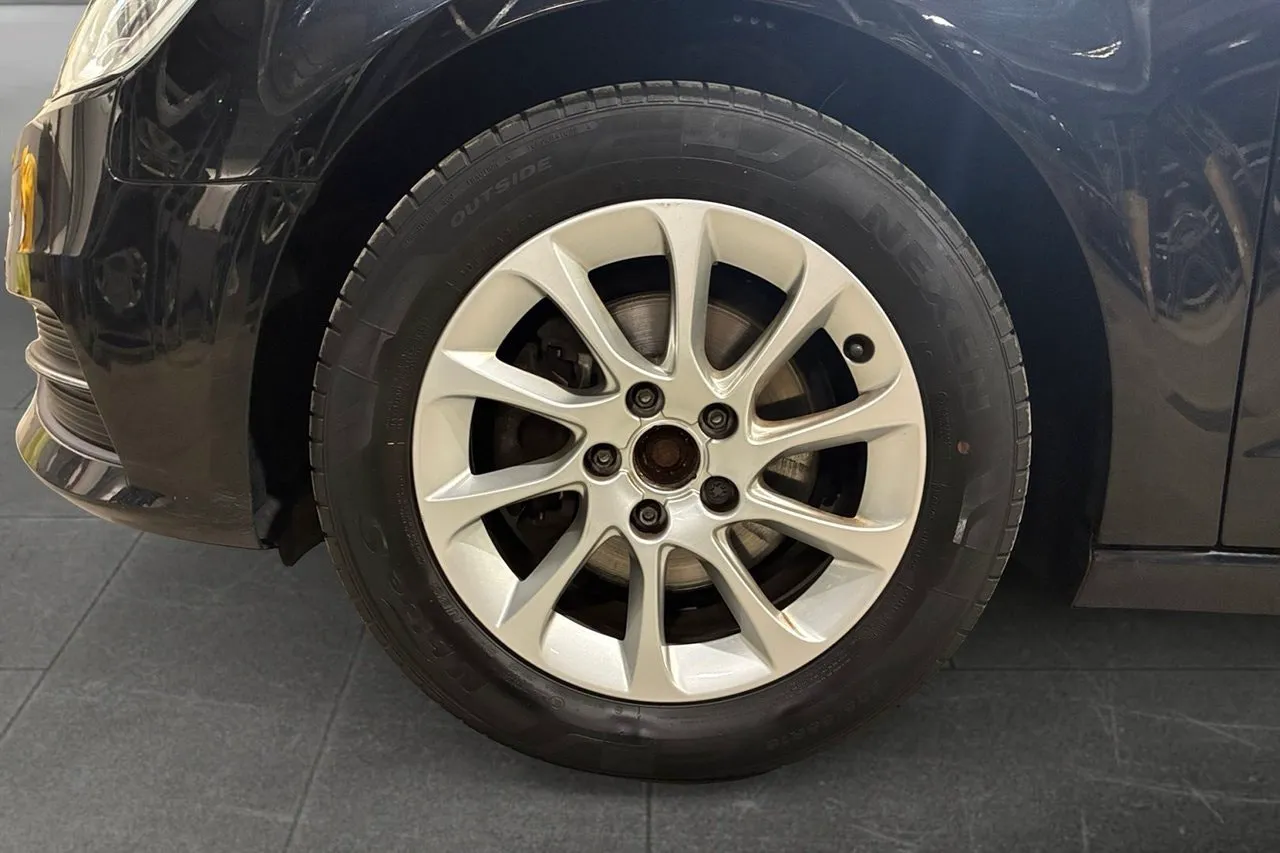 Vehicle image 14