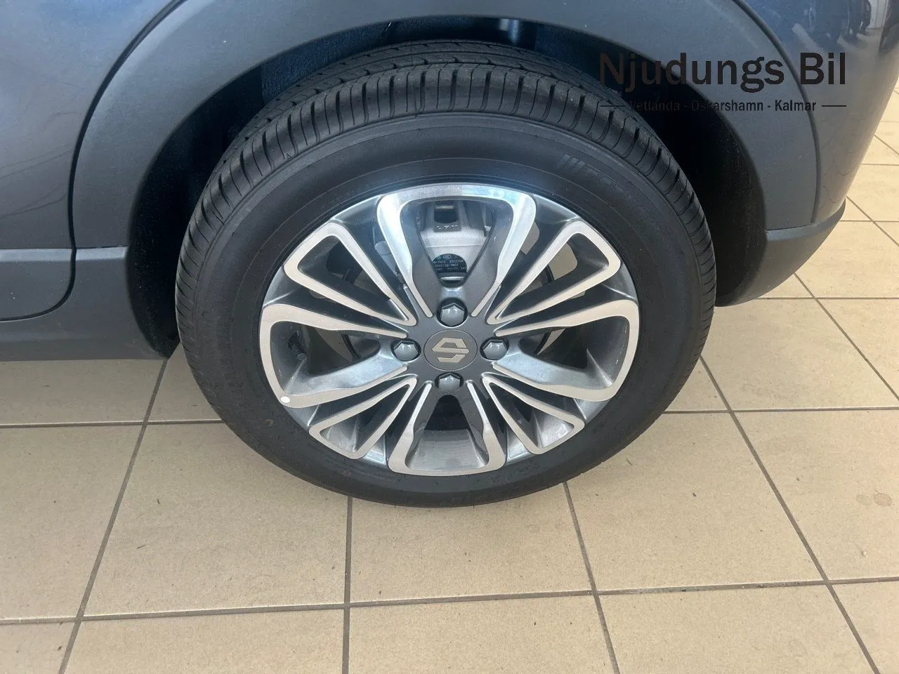 Vehicle image 9