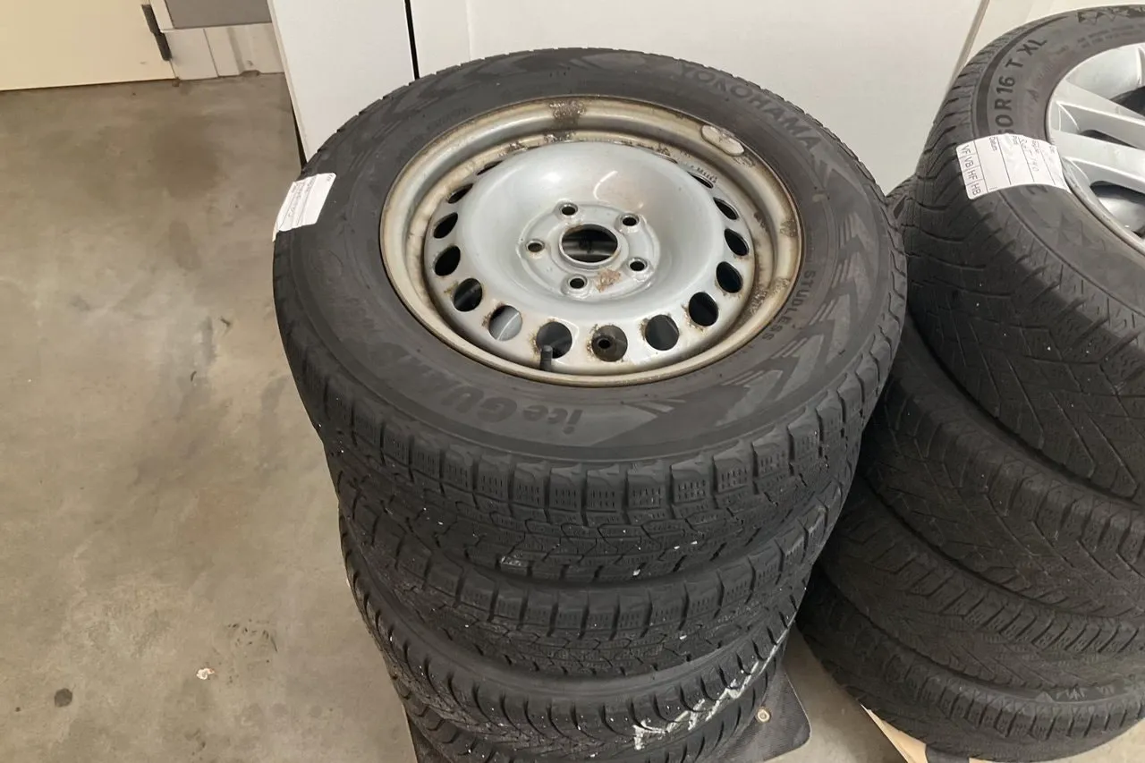Vehicle image 15