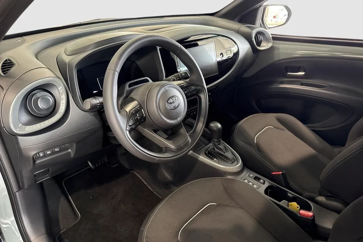 Vehicle image 6