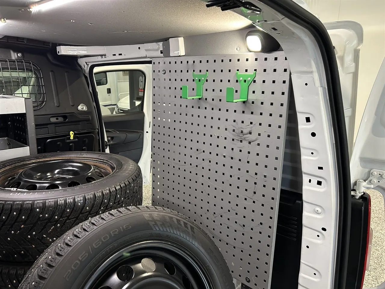 Vehicle image 15