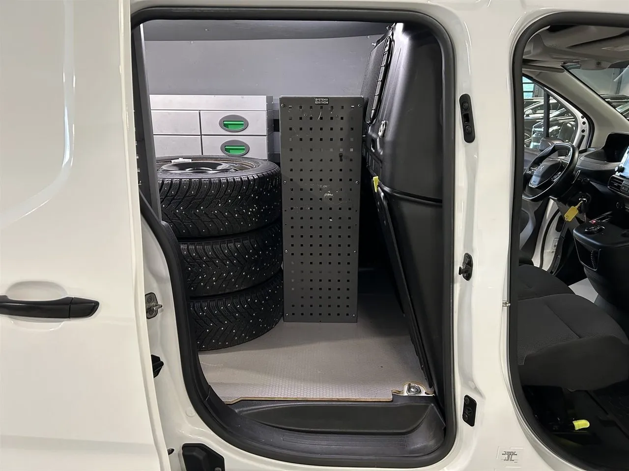 Vehicle image 16