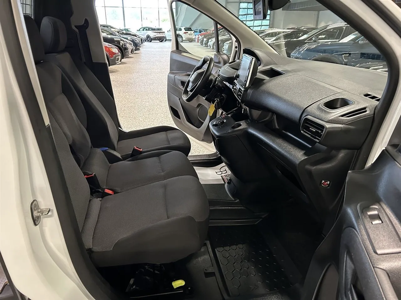 Vehicle image 18