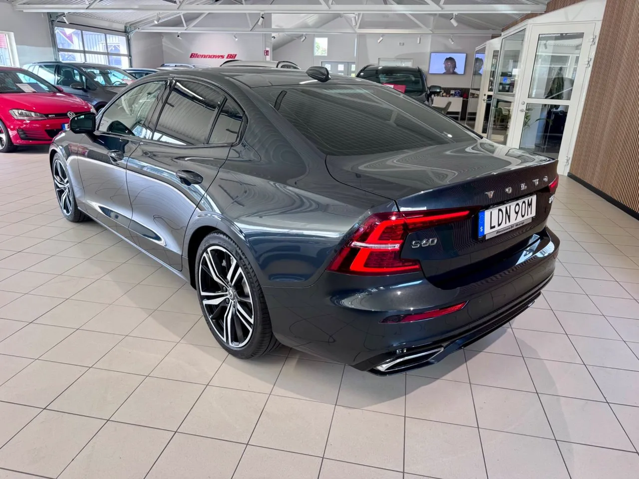 Vehicle image 5