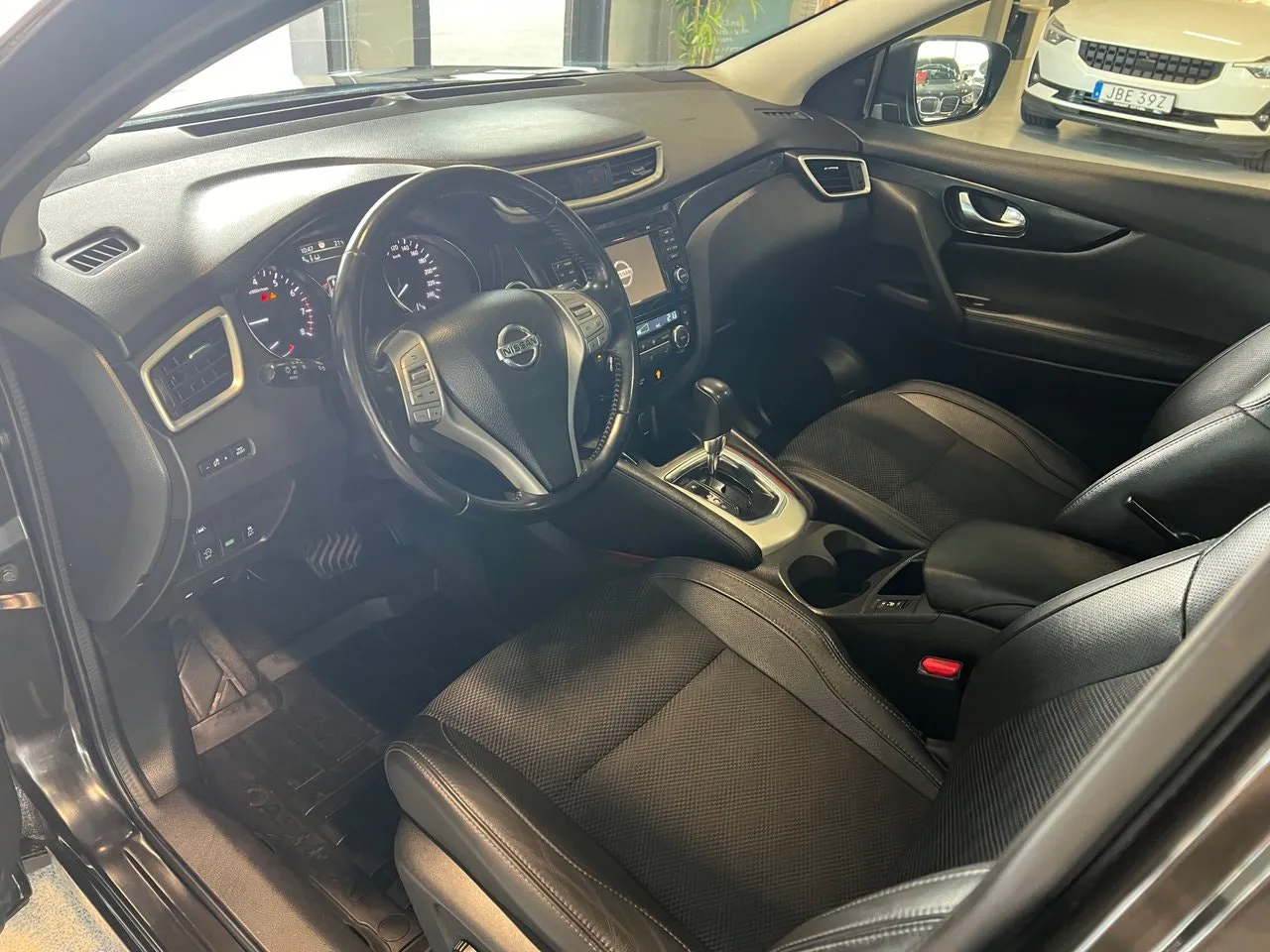Vehicle image 16