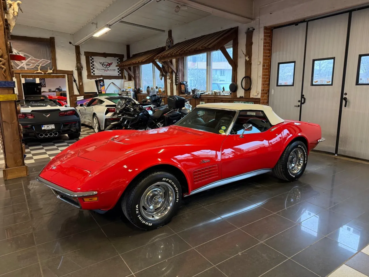 Vehicle image 10
