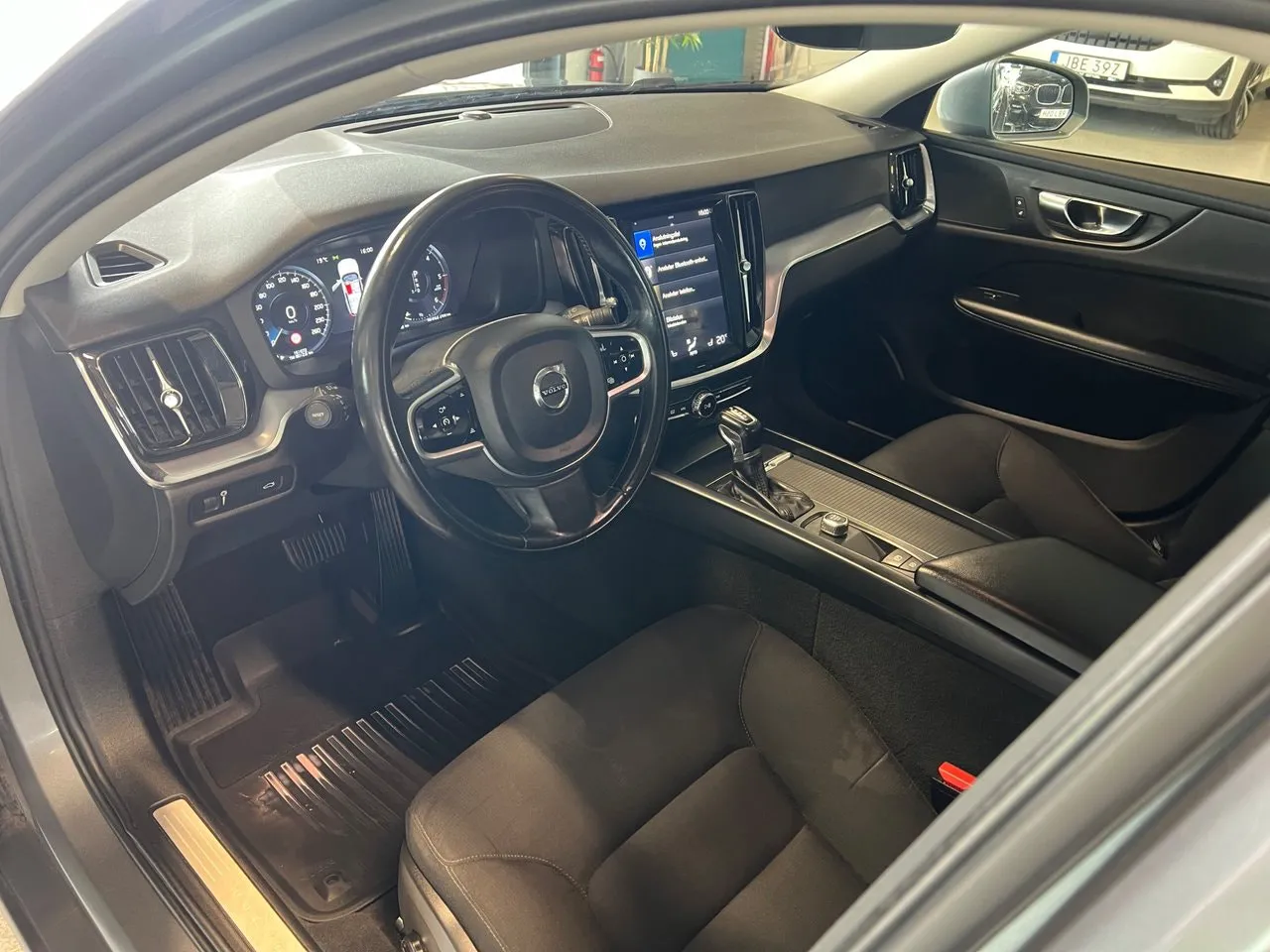 Vehicle image 16