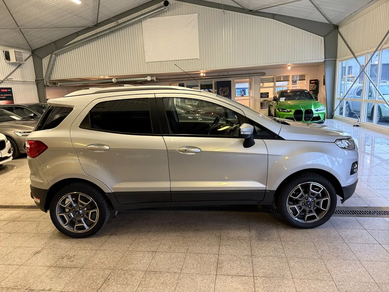 Vehicle image 5