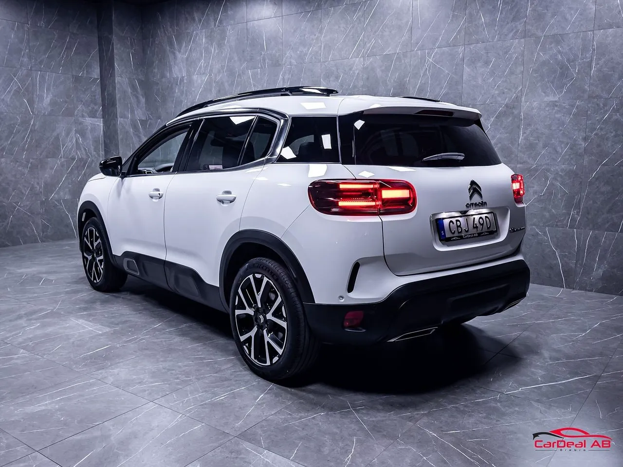 Vehicle image 4