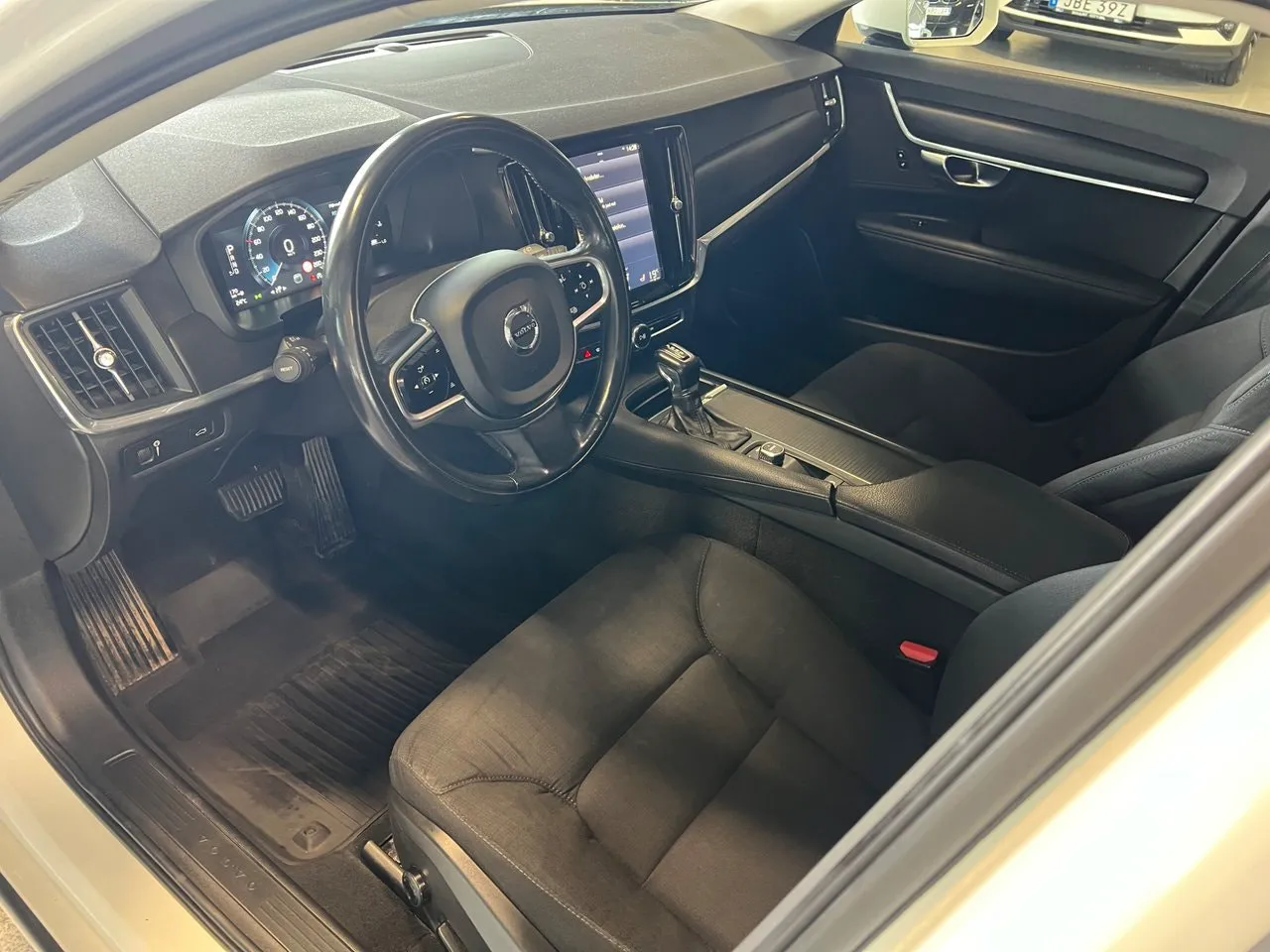 Vehicle image 16