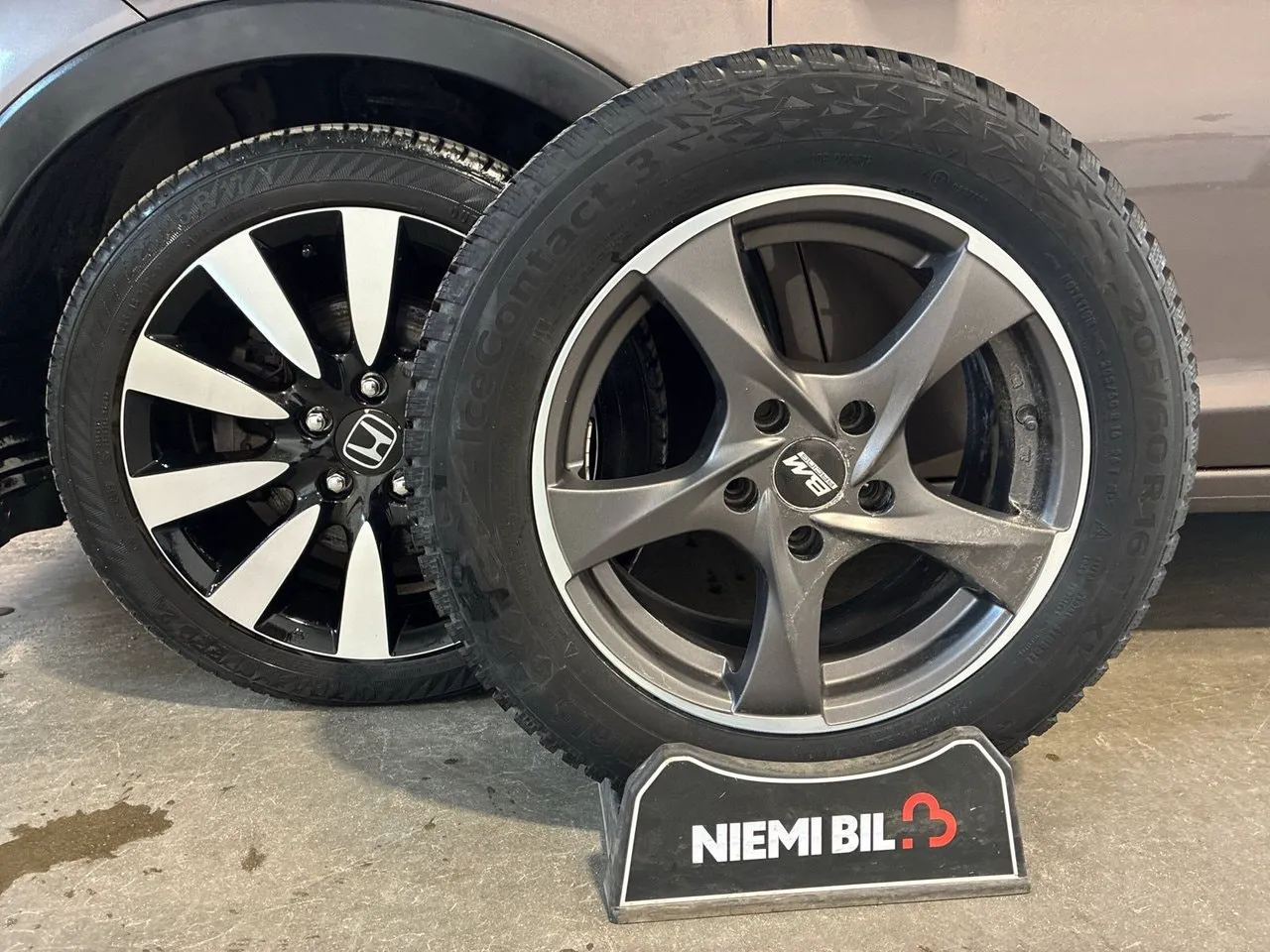 Vehicle image 16
