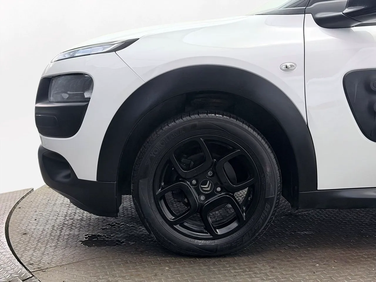 Vehicle image 9