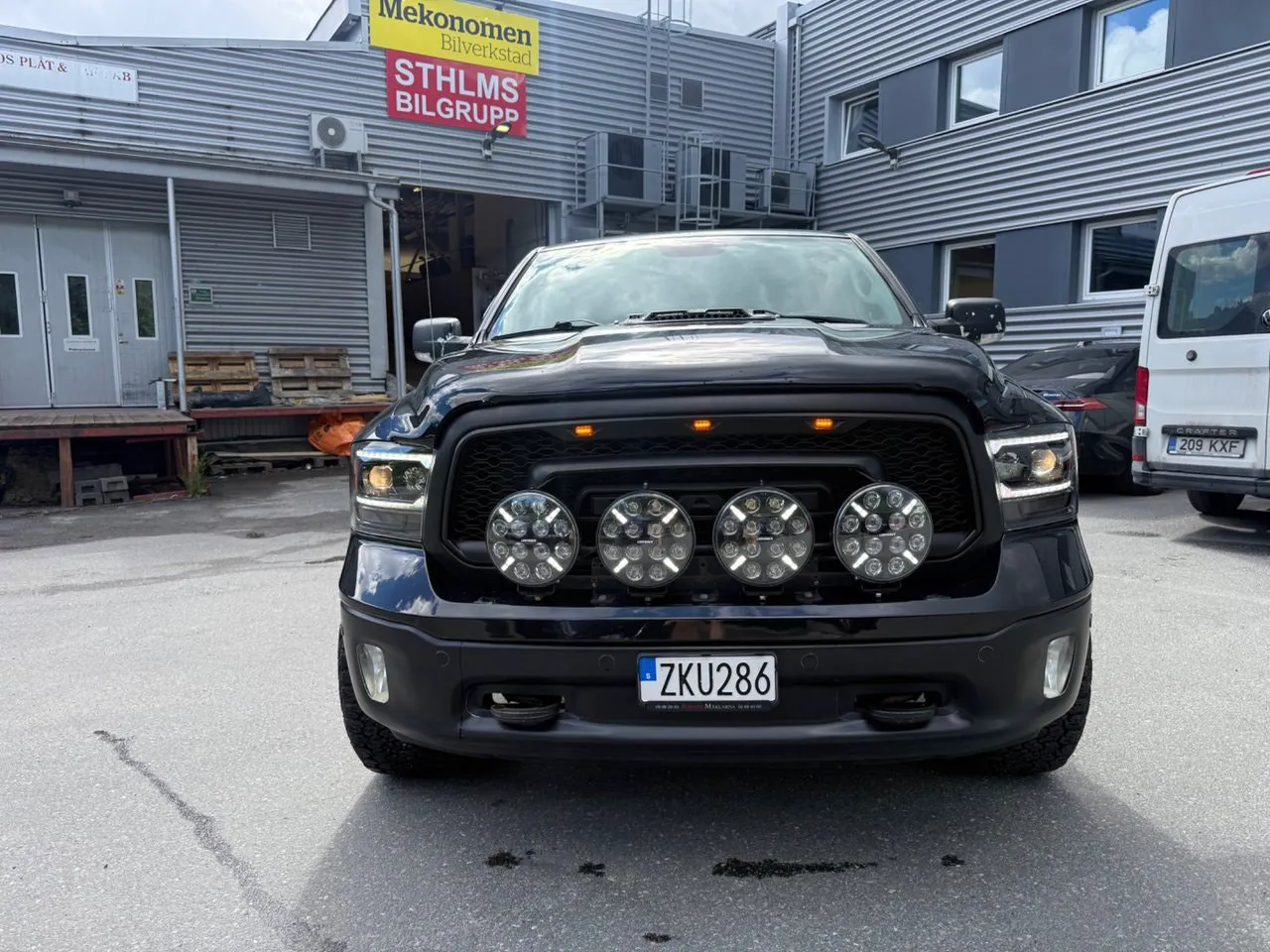 Vehicle image 16
