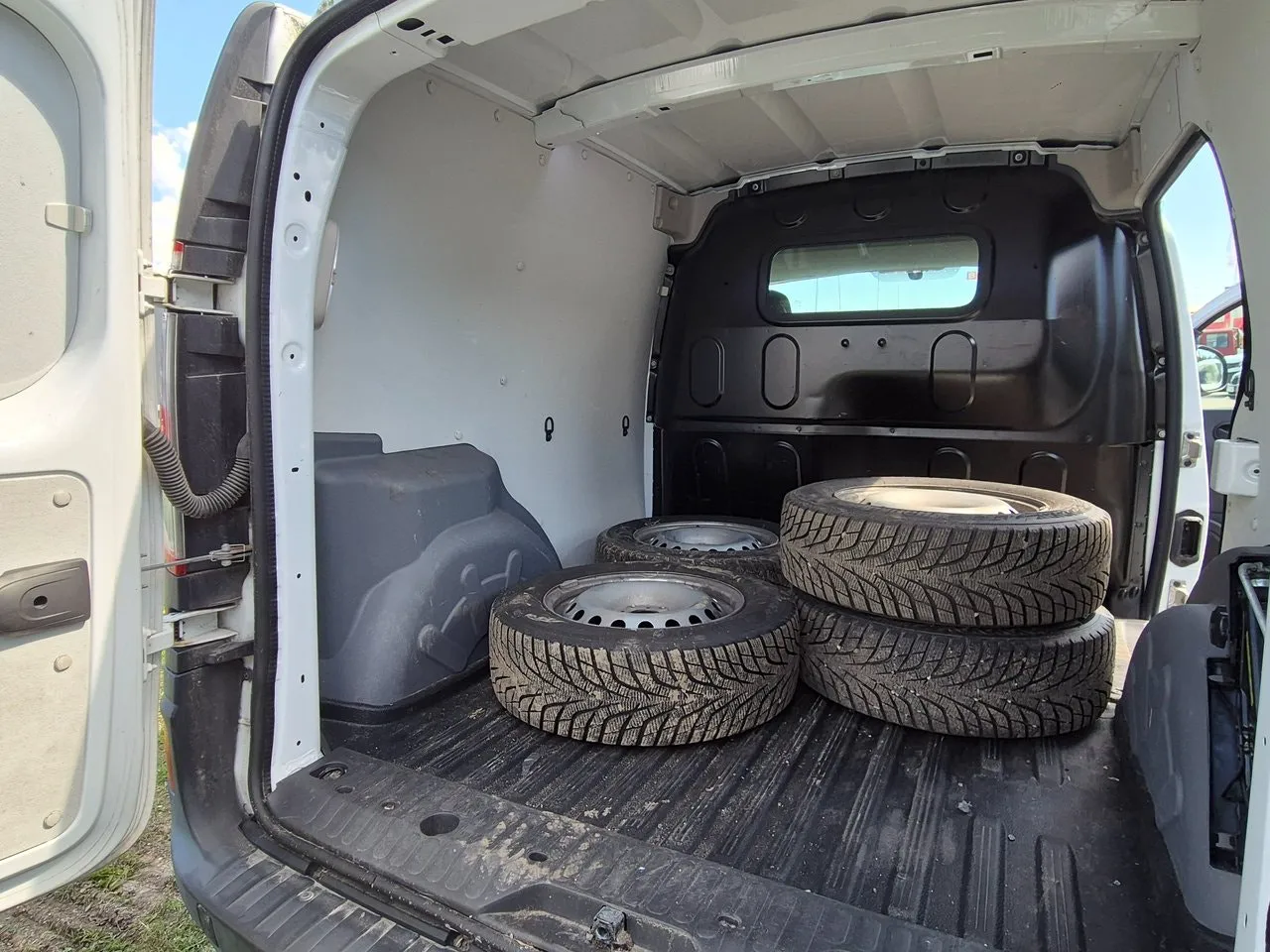 Vehicle image 12