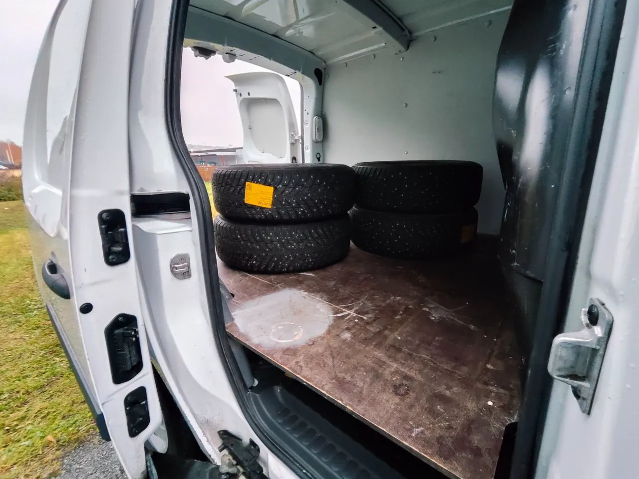Vehicle image 10