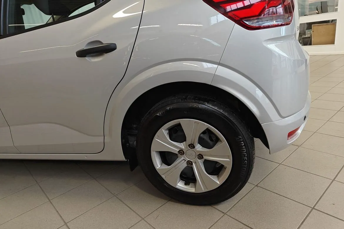 Vehicle image 12