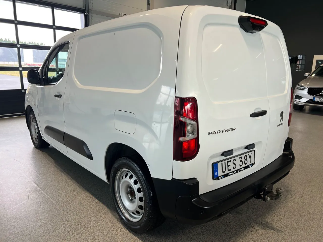 Vehicle image 6