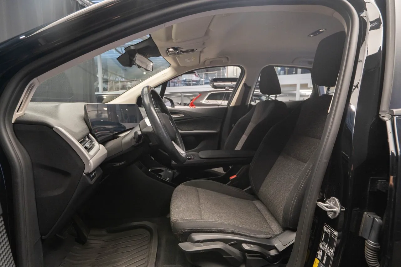 Vehicle image 16