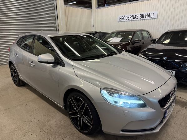 Volvo V40 D3 Momentum Euro 6/ 150hk/ Kamrembytt/ D-värmare/ VOC - 2017