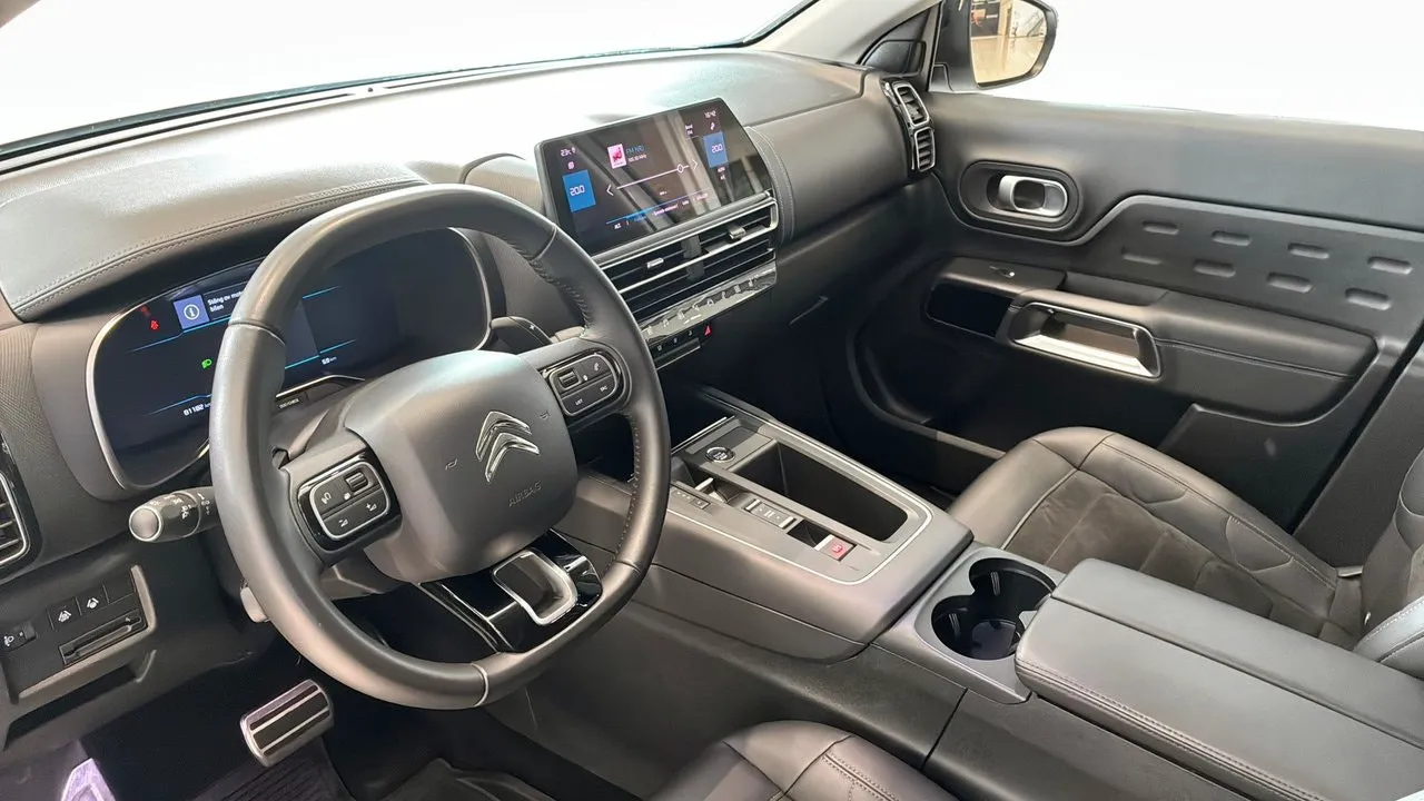 Vehicle image 13