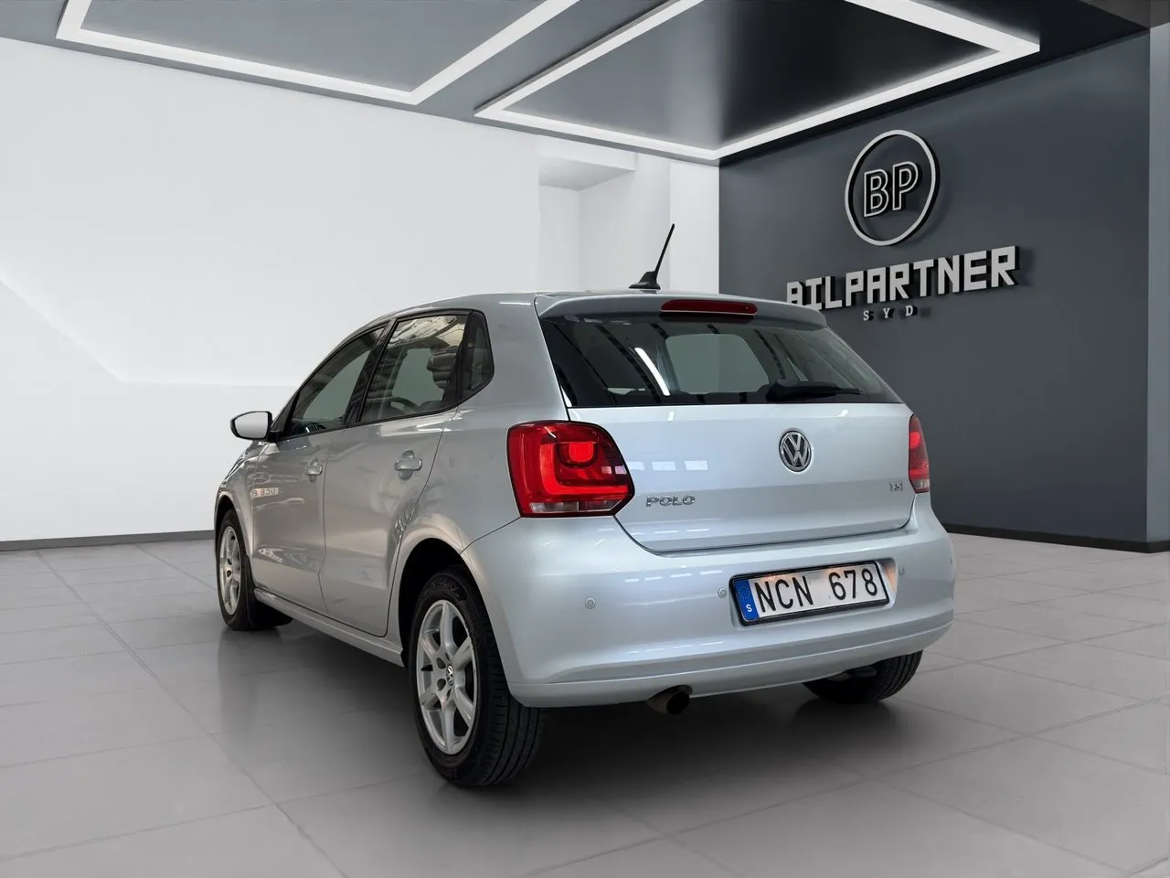 Vehicle image 6