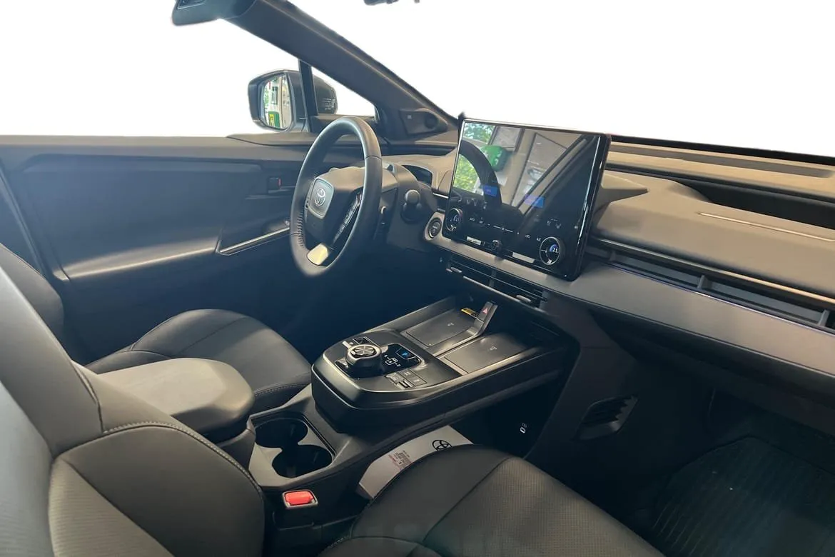 Vehicle image 6