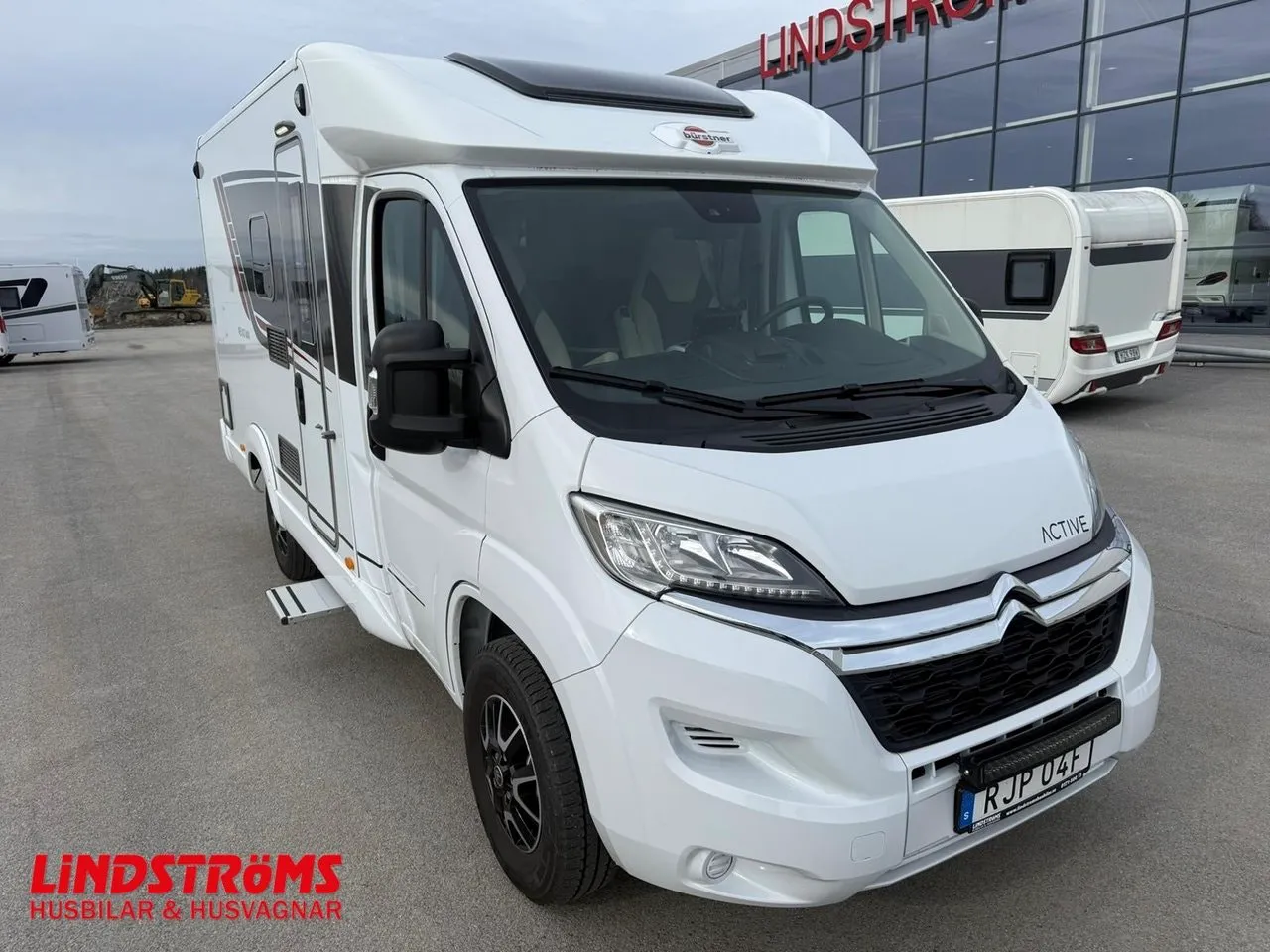 Vehicle image 16