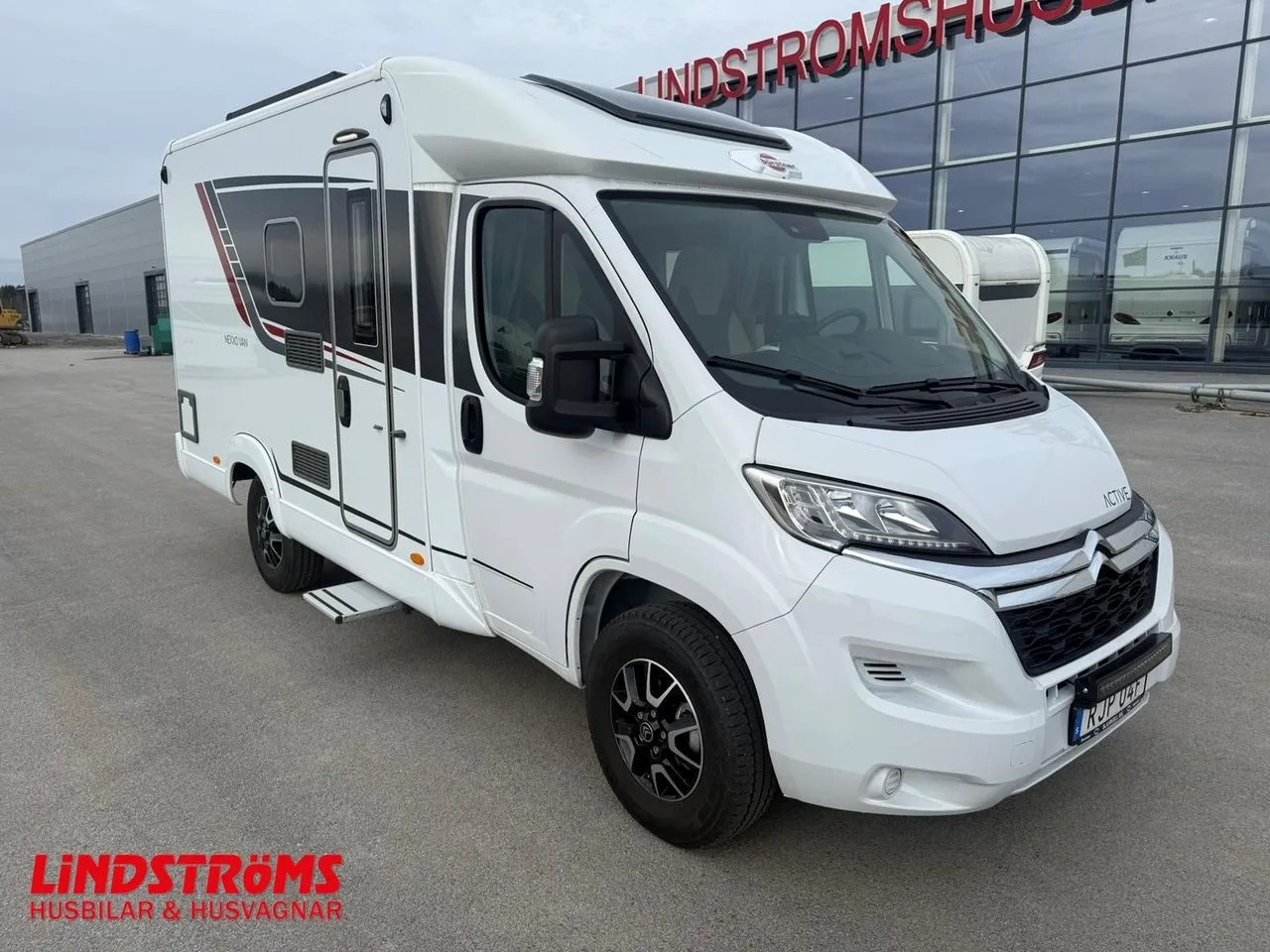 Vehicle image 15