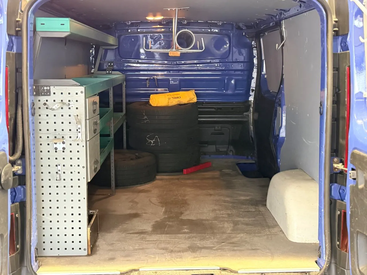 Vehicle image 16