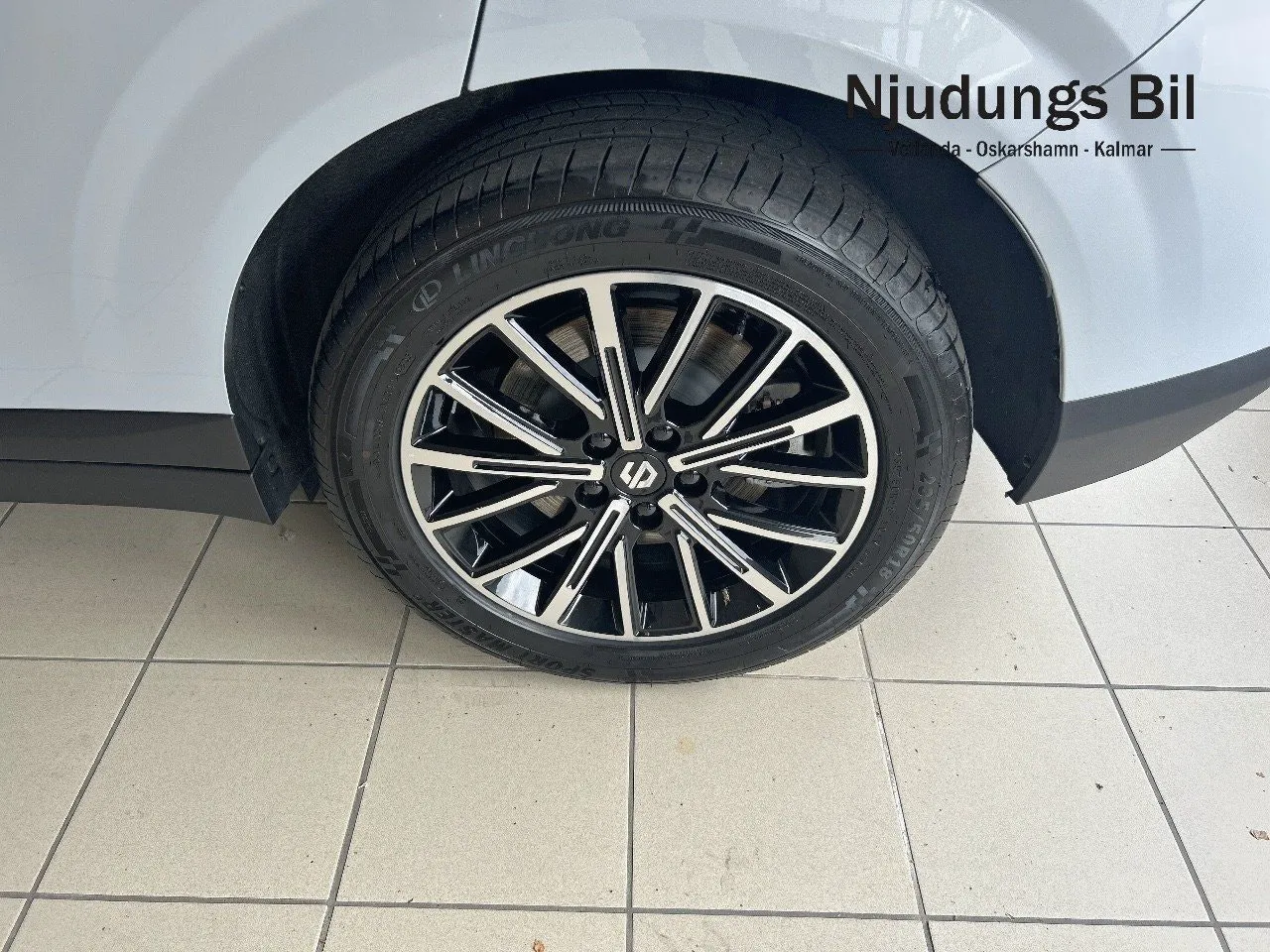 Vehicle image 9