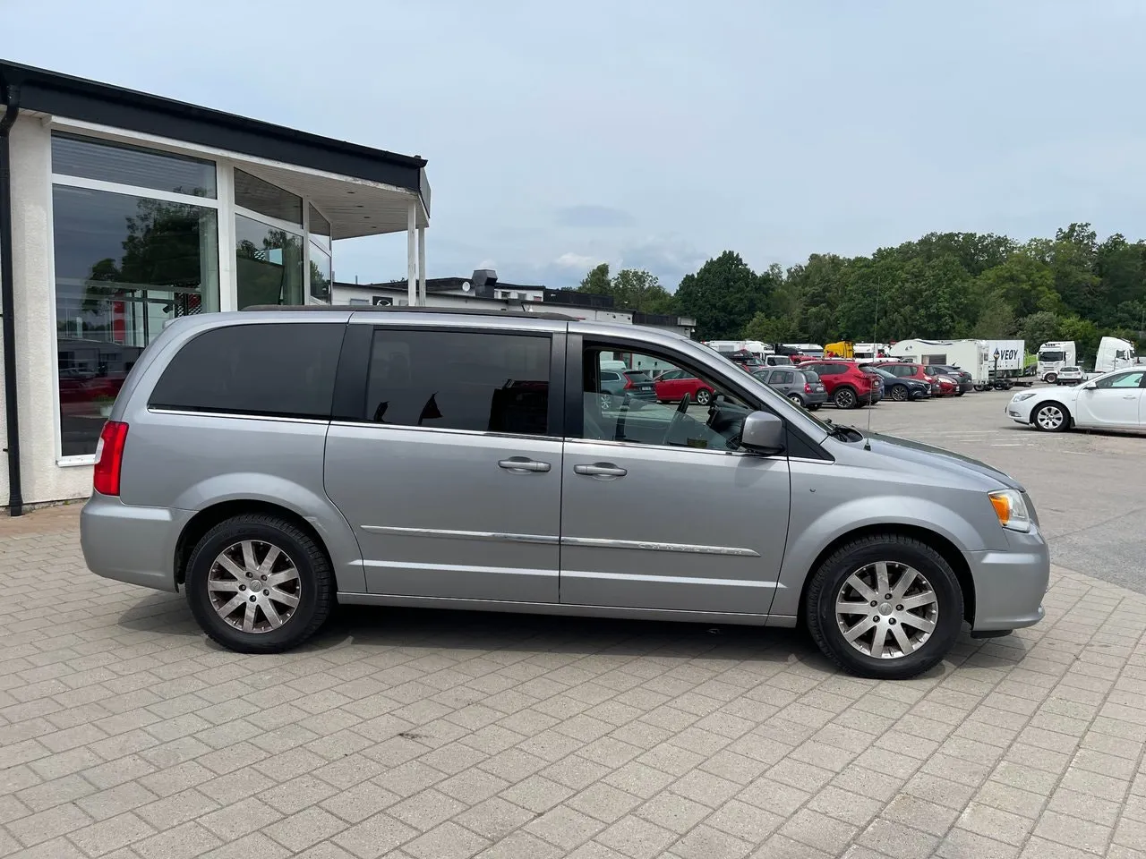 Vehicle image 3