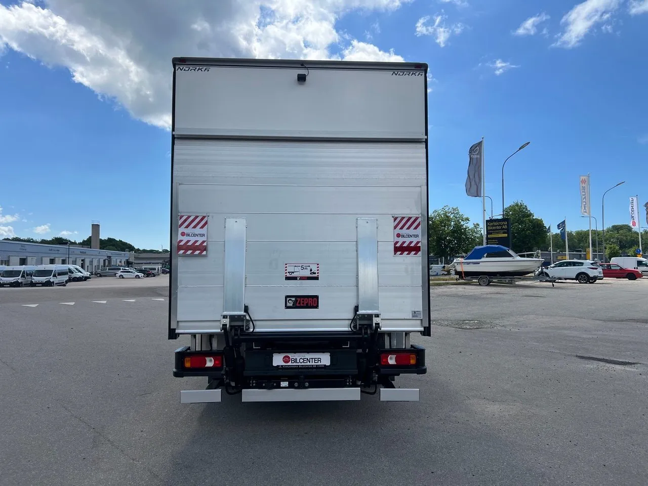 Vehicle image 32