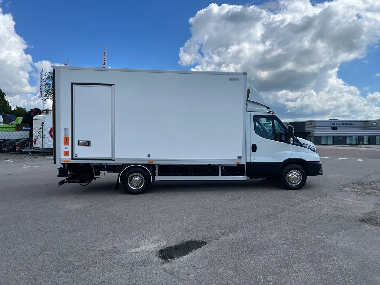 Vehicle image 24