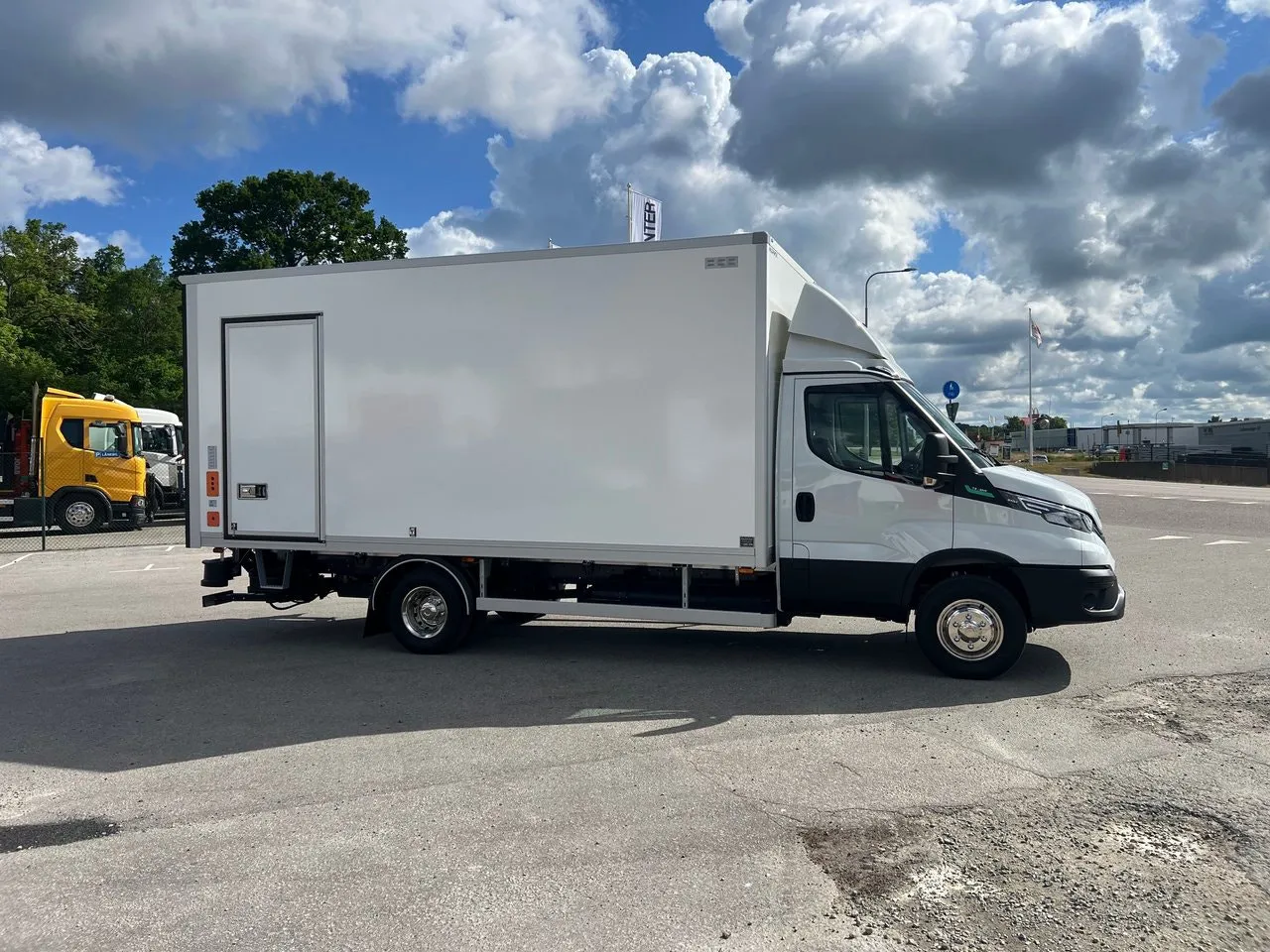 Vehicle image 16