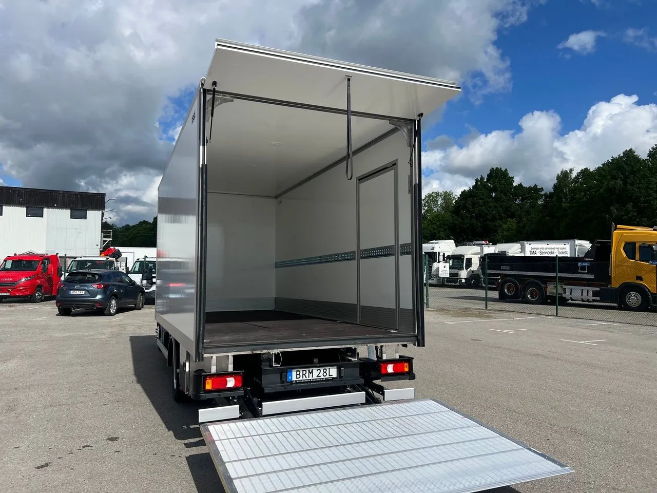 Vehicle image 5