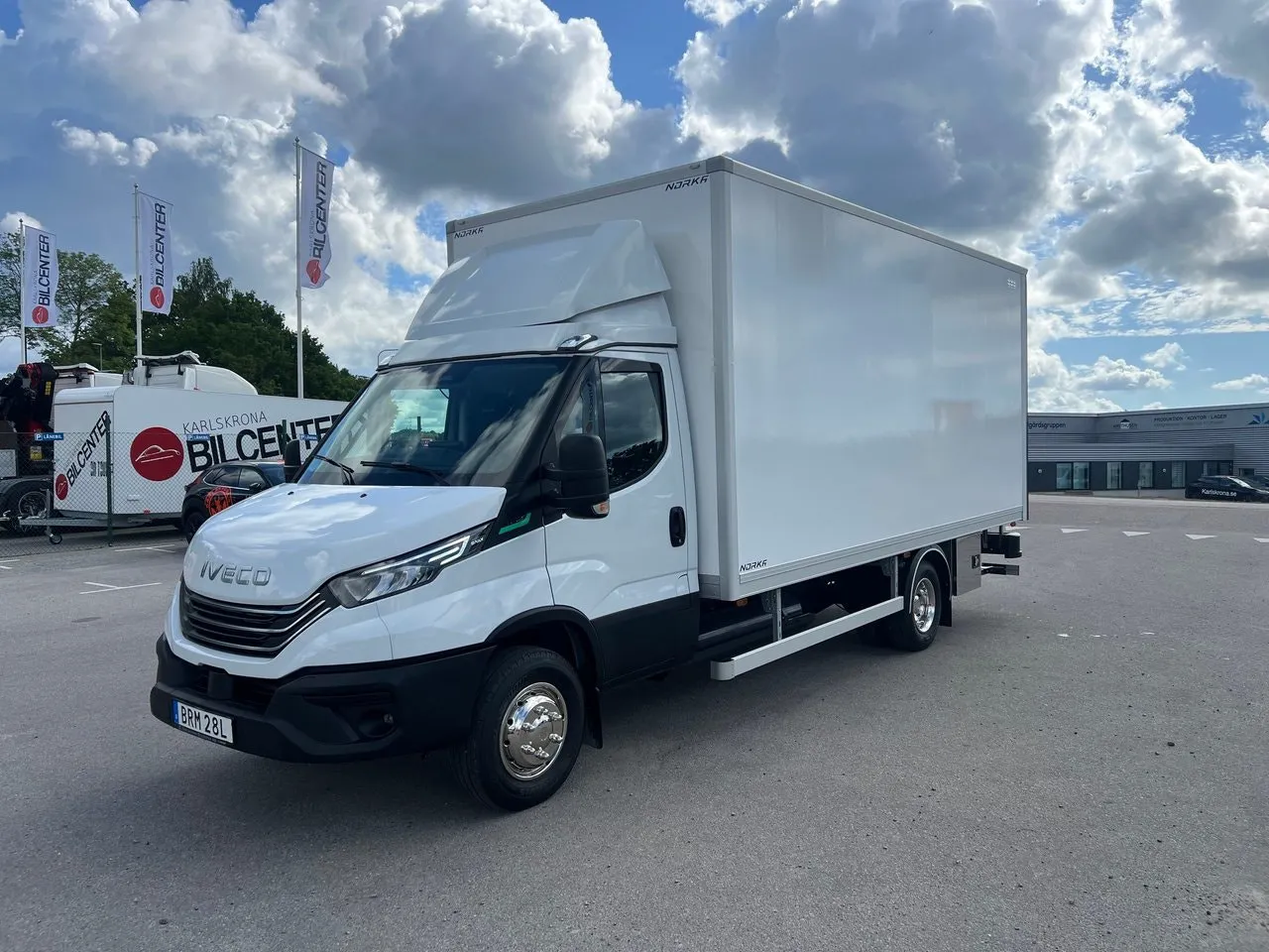 Vehicle image 32