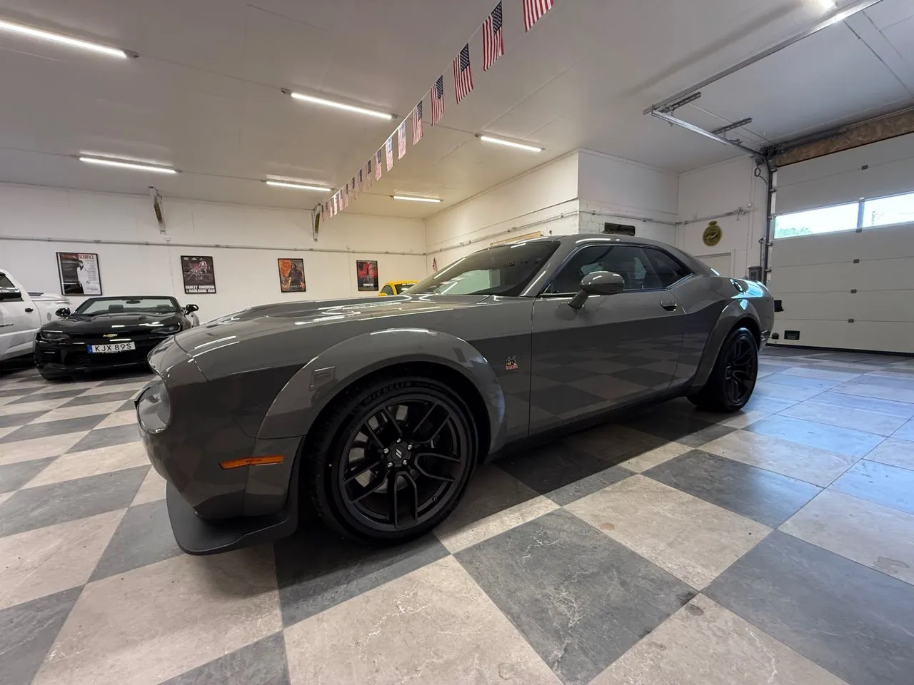 Vehicle image 16