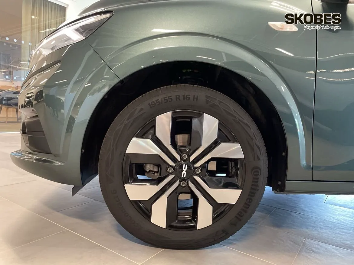 Vehicle image 16
